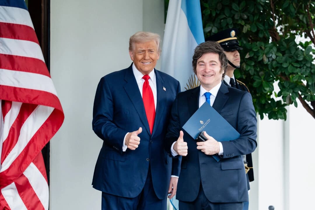 El presidente de Estados Unidos, Donald Trump, recibe al presidente argentino Javier Milei en la Casa Blanca el 14 de octubre de 2025. (Madalina Kilroy/The Epoch Times).