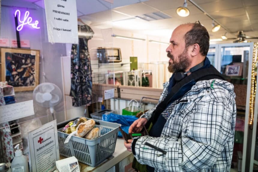 Un hombre compra comida en Estocolmo, Suecia, el 14 de marzo de 2023. (JONATHAN NACKSTRAND/AFP a través de Getty Images).
