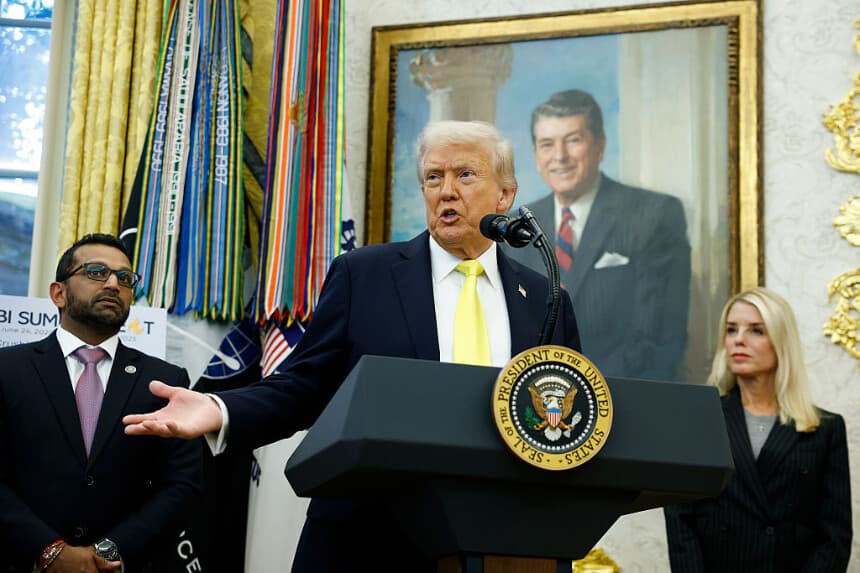 El presidente de EE. UU., Donald Trump (C), habla mientras el director del FBI, Kash Patel (I), y la fiscal general de EE. UU., Pam Bondi, observan durante una rueda de prensa en el Despacho Oval de la Casa Blanca el 15 de octubre de 2025 en Washington, DC. (Kevin Dietsch/Getty Images)