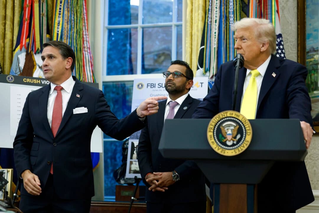 El fiscal general adjunto Todd Blanche (izquierda) gesticula ante el presidente Donald Trump mientras este habla durante una rueda de prensa en el Despacho Oval de la Casa Blanca el 15 de octubre de 2025. (Kevin Dietsch/Getty Images)