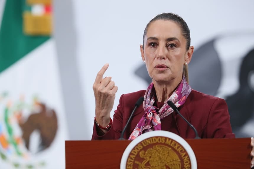 La presidenta de México, Claudia Sheinbaum, habla en una rueda de prensa este jueves, en Palacio Nacional de la Ciudad de México, México. (EFE/Mario Guzmán)