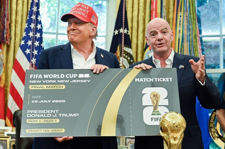 Fotografía de Annabelle Gordon/POOL, en la que puede verse en una imagen de archivo del 22 de agosto de 2025 al presidente de Estados Unidos, Donald Trump (Izq.), y al presidente de la FIFA, Gianni Infantino (Dcha.), mostrando en la Casa Blanca un modelo de entrada para el Mundial 2026. (EFE)