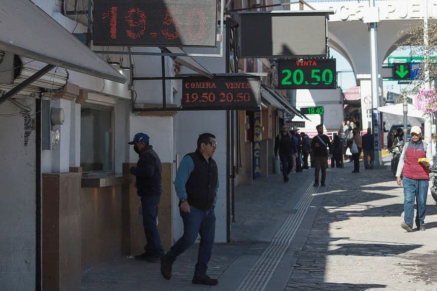 Fotografía de archivo del 30 de mayo de 2025, de personas comprando divisas en una casa de cambio de dólar, en Ciudad Juárez, Chihuahua, México. (EFE/Luis Torres)