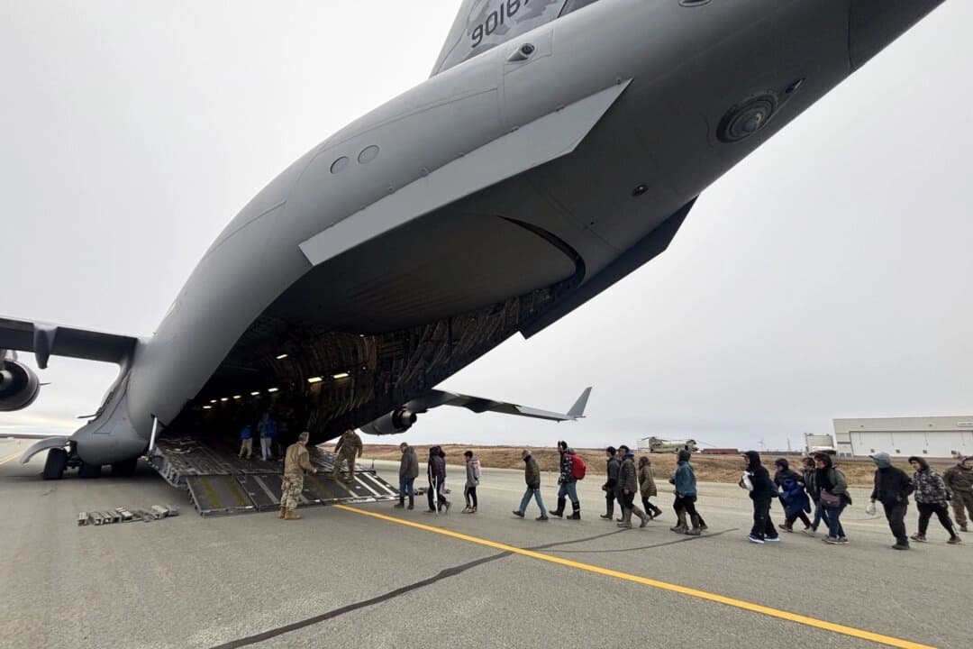 Los evacuados suben a bordo de un C-17 Globemaster III de la Guardia Aérea Nacional de Alaska en Bethel, con destino a Anchorage, el 15 de octubre de 2025, después de que sus hogares fueran destruidos por los restos del tifón Halong. (Gobernador Mike Dunleavy/Gobierno del Estado de Alaska).