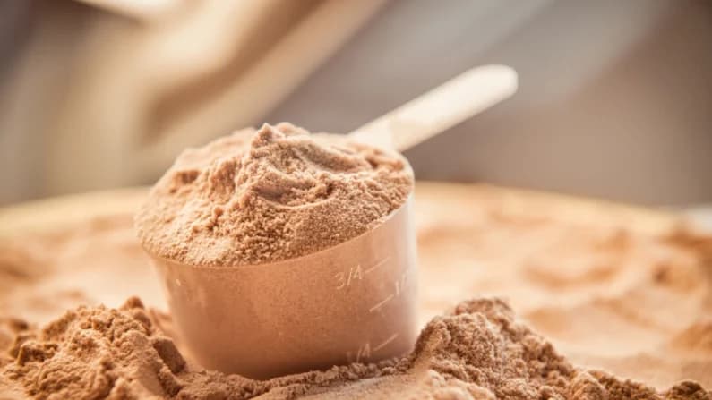 Detectan altos niveles de plomo en batidos y polvos de proteína, según pruebas de Consumer Reports