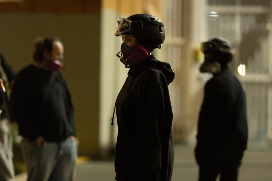 Manifestantes se reúnen frente a las oficinas del Servicio de Inmigración y Control de Aduanas en Portland, Oregón, el 5 de octubre de 2025. (John Fredricks/The Epoch Times)