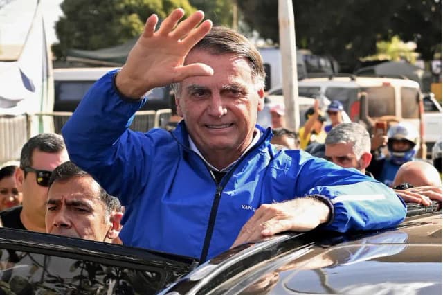 Jair Bolsonaro respalda candidatura presidencial de su hijo y se somete a una operación de hernia