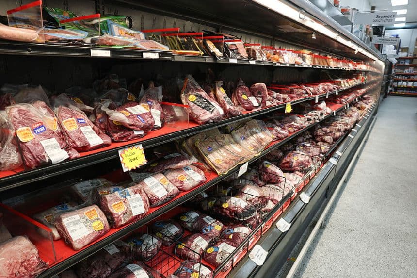 Productos cárnicos expuestos en una tienda de comestibles el 22 de julio de 2025 en Miami, Florida. (Joe Raedle/Getty Images)