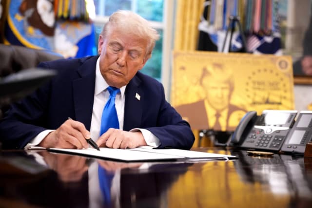 Cámara de Comercio de EE. UU. demanda a Trump por tarifa de USD 100,000 a la visa H-1B