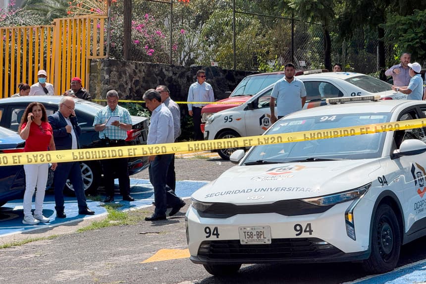 Autoridades custodian la zona donde fue asesinado un alumno del Colegio de Ciencias y Humanidades Plantel Sur en Ciudad de México. (Imagen de archivo. EFE/Mario Guzmán)