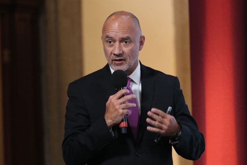 El secretario de Infraestructura, Comunicaciones y Transportes, Jesús Esteva, habla en una rueda de prensa este viernes, en el Palacio Nacional, en Ciudad de México. (EFE/Mario Guzmán)