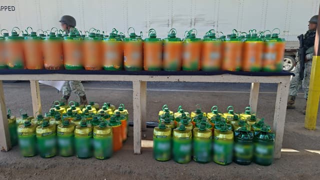 Incautan más de 1000 litros de presunta metanfetamina oculta en bidones de limpiador en Sonora