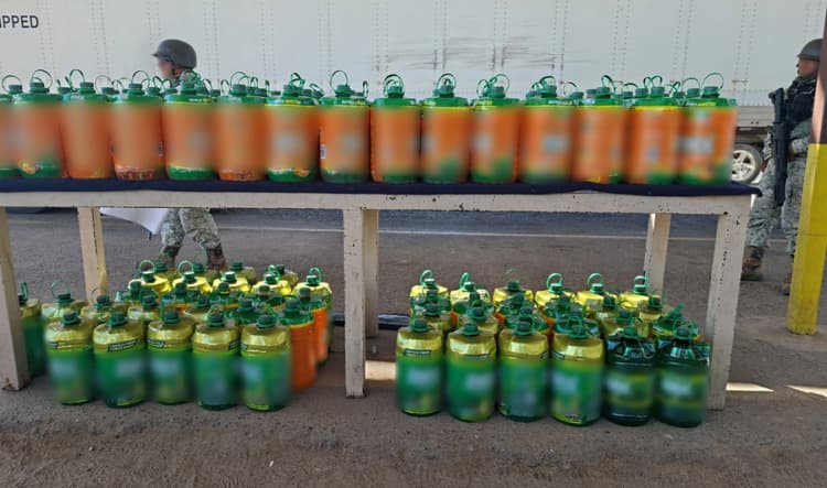 Incautan más de 1000 litros de presunta metanfetamina oculta en bidones de limpiador en Sonora