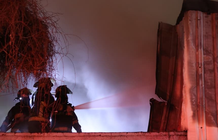 Varios bomberos intentan apagar un incendio registrado en Ciudad de México. Imagen de archivo. (EFE/ Mario Guzmán)