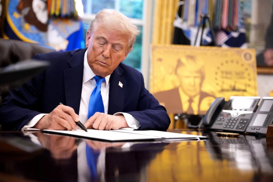 El presidente Donald Trump firma una orden ejecutiva en el Despacho Oval de la Casa Blanca el 19 de septiembre de 2025. (Andrew Harnik/Getty Images).