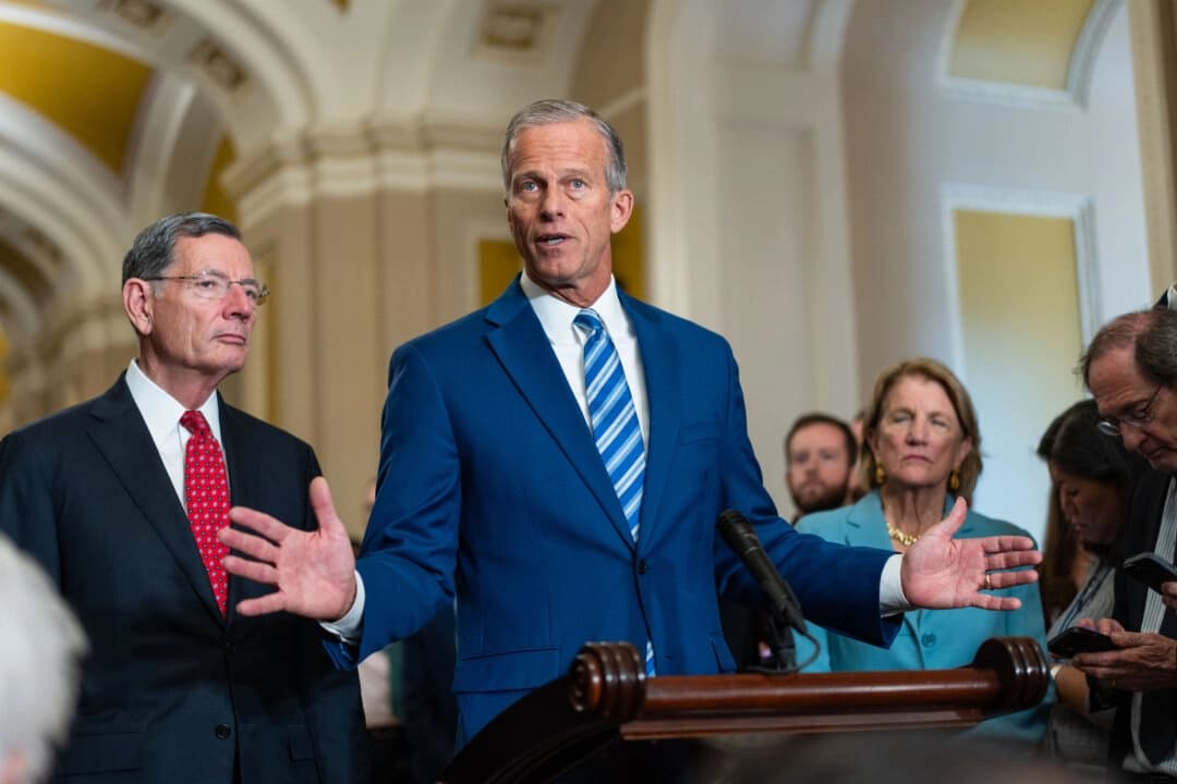 El líder de la mayoría del Senado, John Thune (C), acompañado por otros republicanos del Senado, habla durante el decimoquinto día del cierre del gobierno en una rueda de prensa en el Capitolio, en Washington, el 15 de octubre de 2025. (Madalina Kilroy/The Epoch Times)