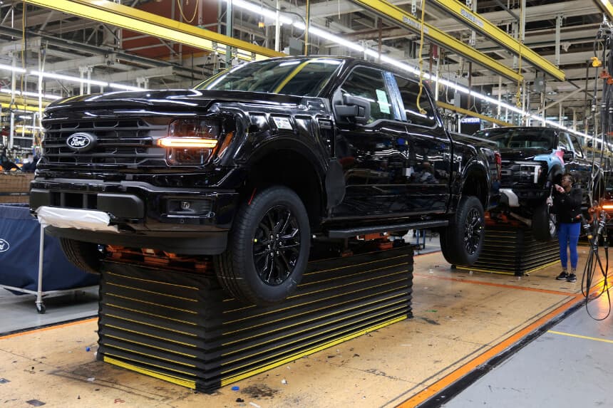 Una camioneta Ford F-150 en la línea de montaje de la planta de camiones de Dearborn, en Dearborn, Míchigan, el 11 de abril de 2024. (Rebecca Cook/Reuters).
