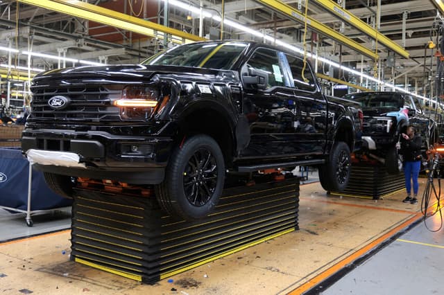 Trump aplicará aranceles del 25 % a importaciones de camiones medianos y pesados
