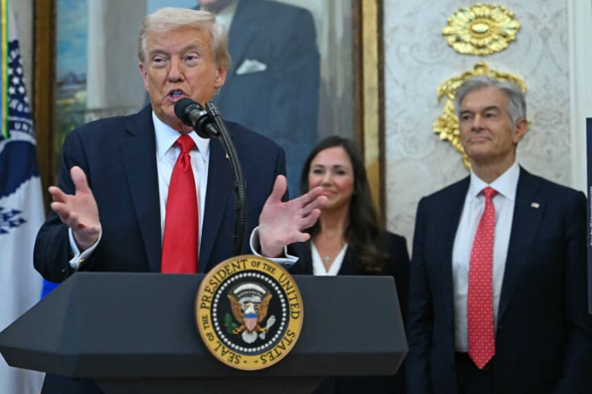 El presidente Donald Trump hace un anuncio en el Despacho Oval el 16 de octubre de 2025. (Andrew Caballer-Reynolds/AFP vía Getty Images).