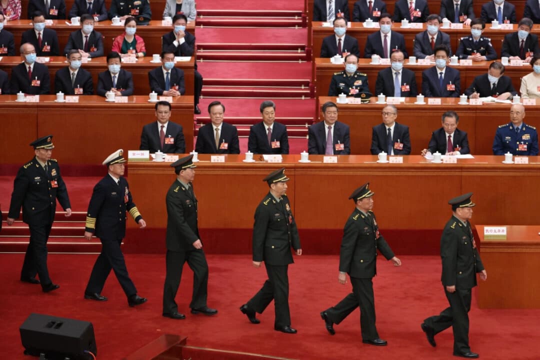 El vicepresidente de la Comisión Militar Central de la República Popular China, Zhang Youxia, y He Weidong (al frente), prestan juramento junto a los miembros de la Comisión Militar Central tras su nombramiento durante la cuarta sesión plenaria del Congreso Nacional del Pueblo en Pekín, China, el 11 de marzo de 2023. (Lintao Zhang/Getty Images)