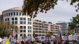 Protestas "No Kings" comienzan en todo el país, el Partido Republicano dice que son una forma de "Odio a Estados Unidos"