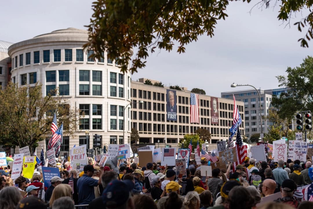 Participantes en una protesta "No Kings" en Washington, el 18 de octubre de 2025. (Madalina Kilroy/The Epoch Times)