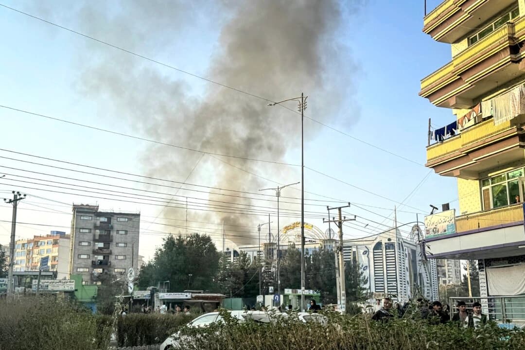 Humo se eleva desde el lugar de las explosiones en Kabul, el 15 de octubre de 2025, en medio de intensos enfrentamientos fronterizos entre Afganistán y Pakistán. (AFP vía Getty Images)