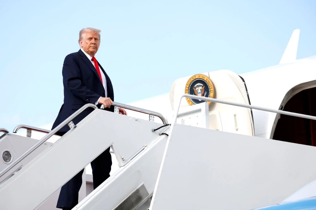 El presidente Donald Trump sube al Air Force One en la Base Conjunta Andrews, Maryland, el 11 de septiembre de 2025. (Kevin Dietsch/Getty Images)