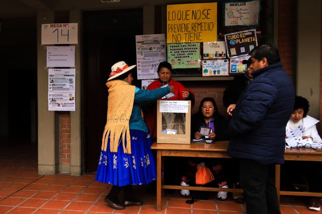 Las mesas electorales comienzan a cerrar luego de ocho horas de votación en Bolivia
