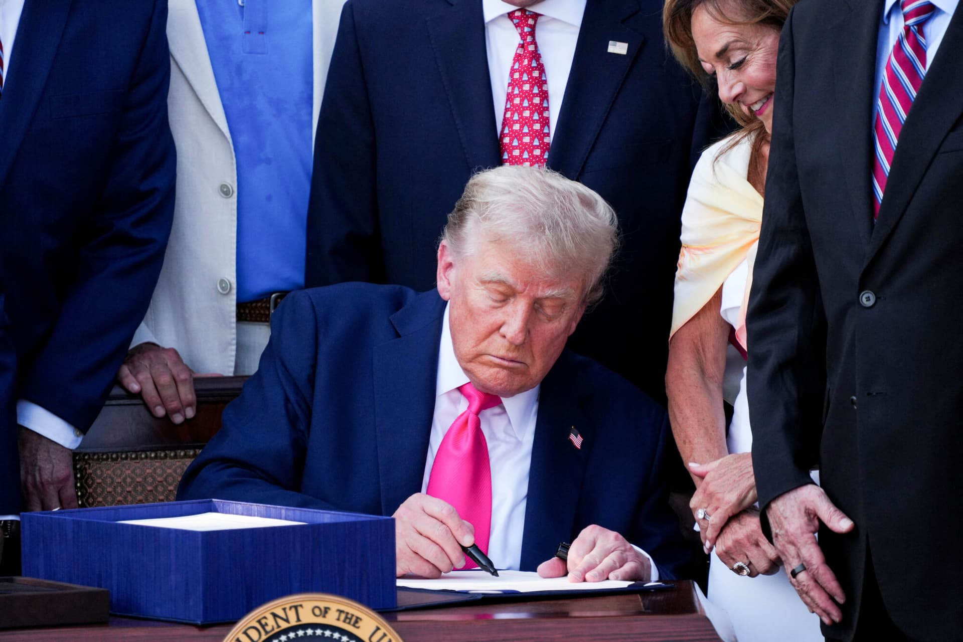 El presidente Donald Trump firma la amplia legislación sobre gastos e impuestos, conocida como "One Big Beautiful Bill Act", en la Casa Blanca el 4 de julio de 2025. (Ken Cedeno/Reuters)