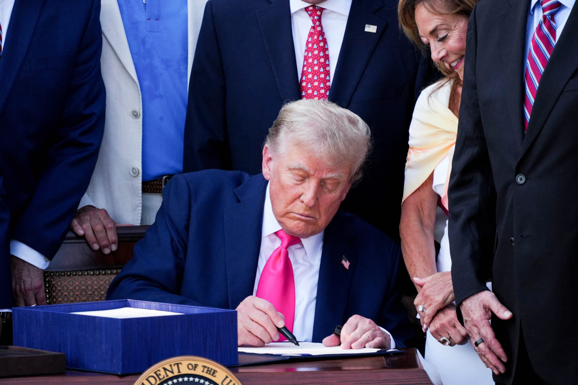 El presidente Donald Trump firma la amplia legislación sobre gastos e impuestos, conocida como "One Big Beautiful Bill Act", en la Casa Blanca el 4 de julio de 2025. (Ken Cedeno/Reuters)