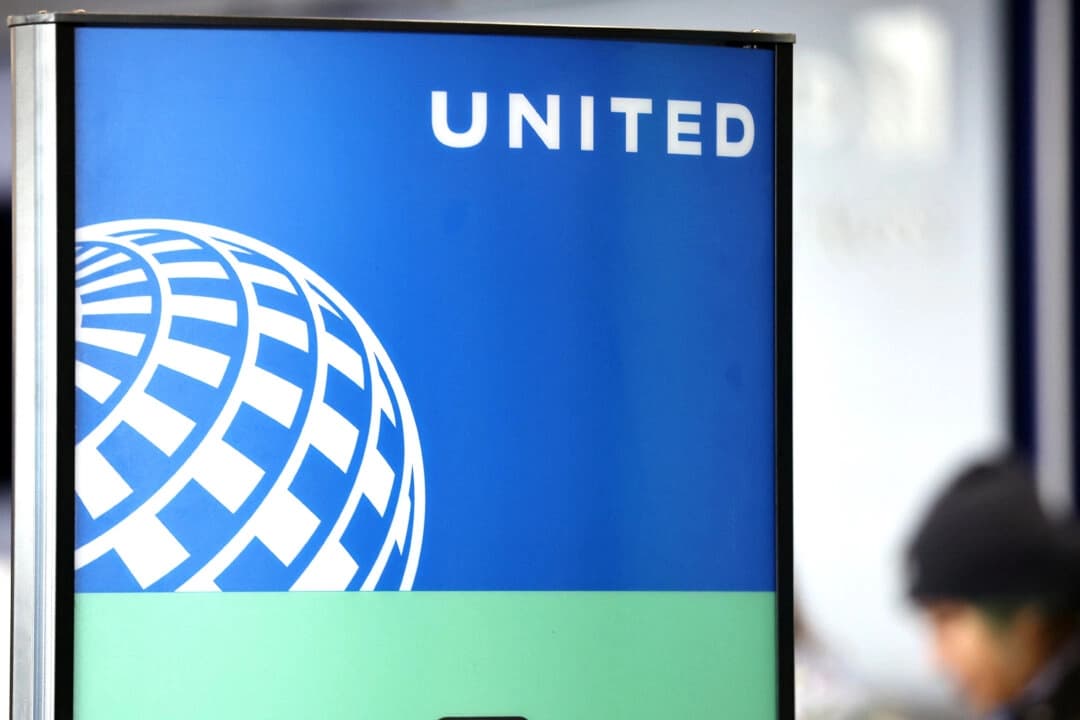 El logotipo de United Airlines se muestra en la zona de facturación del Aeropuerto Internacional de Los Ángeles (LAX) en Los Ángeles el 8 de enero de 2024. (Mario Tama/Getty Images)