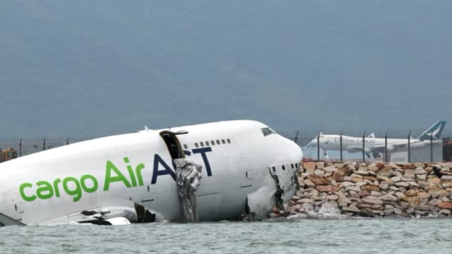 Avión de carga se sale de pista en Hong Kong y cae al mar; mueren dos empleados