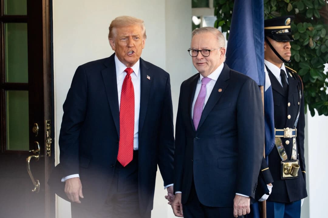 El presidente Donald Trump saluda al primer ministro australiano Anthony Albanese (derecha) en la Casa Blanca el 20 de octubre de 2025. (Madalina Kilroy/The Epoch Times)