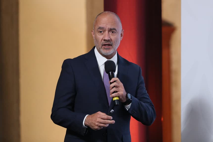 El Secretario de Infraestructura Comunicaciones y Transportes de México (SICT), Jesús Esteva participa durante una conferencia de prensa este lunes, en Palacio Nacional de la Ciudad de México. La presidenta de México, Claudia Sheinbaum, afirmó que su Gobierno continúa en la fase de atención urgente tras las lluvias e inundaciones en estados del oriente y centro del país y que han dejado 76 muertos, pero adelantó que ya alista un plan nacional de reconstrucción en el que se invertirán 10,000 millones de pesos (543.6 millones de dólares). (EFE/Mario Guzmán)