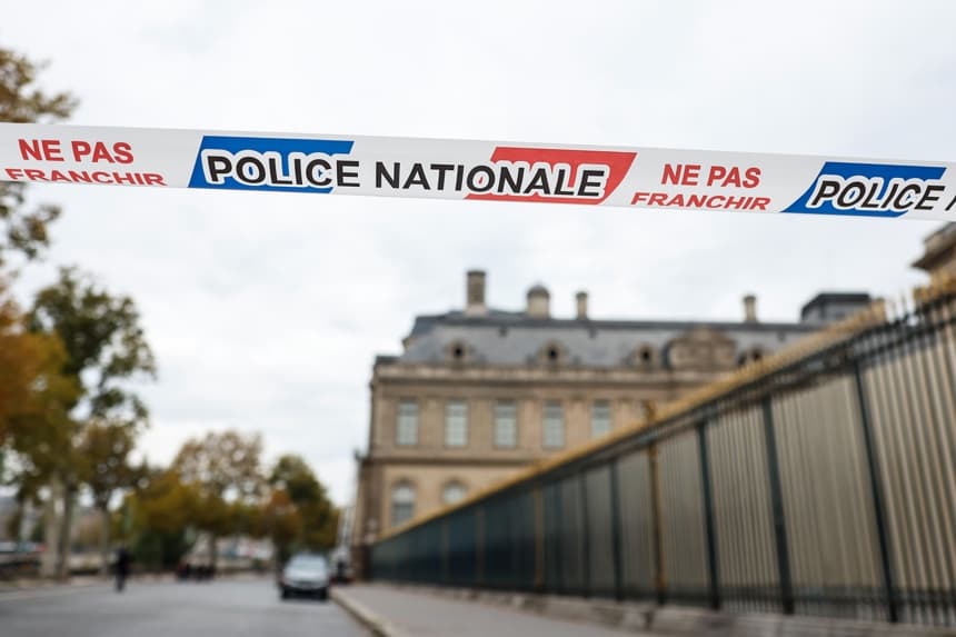 Cordón policial en el Museo del Louvre el 19 de octubre de 2025. (EFE/EPA/Mohammed Badra)