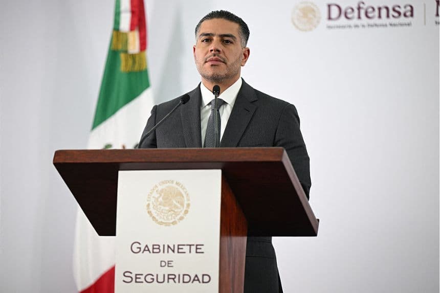 El secretario de Seguridad y Protección Ciudadana, Omar García Harfuch, habla en la rueda de prensa diaria de la presidenta de México, Claudia Sheinbaum, en Palacio Nacional de la Ciudad de México (YURI CORTEZ/AFP via Getty Images)