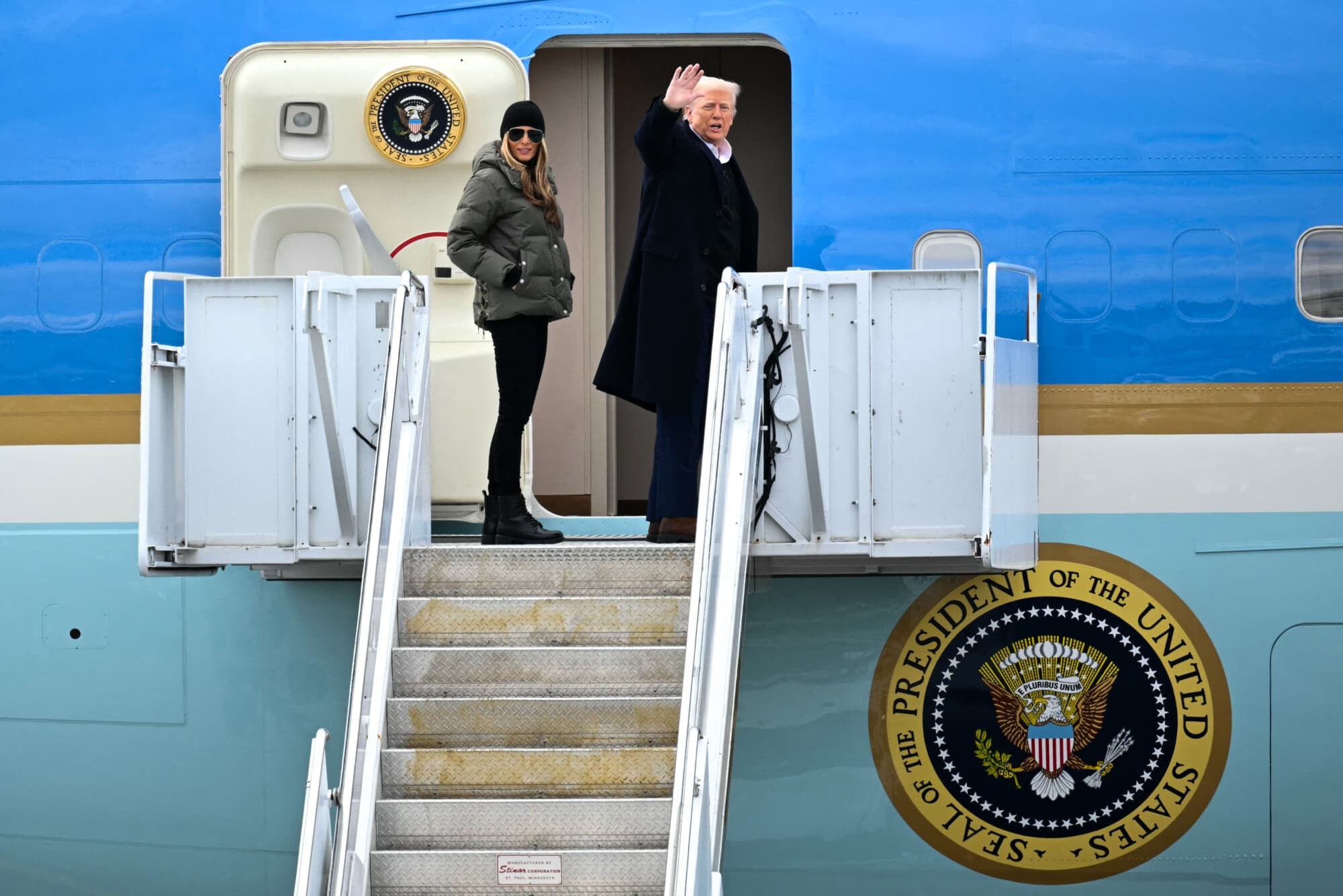 El presidente Donald Trump y la primera dama Melania Trump suben al Air Force One en el Aeropuerto Regional de Asheville, en Fletcher, Carolina del Norte, el 24 de enero de 2025. (Mandel Ngan/AFP a través de Getty Images).
