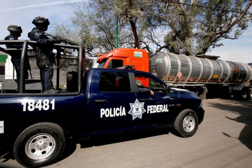 La policía federal patrulla fuera de un centro de almacenamiento y distribución de hidrocarburos en El Salto, estado de Jalisco, el 7 de enero de 2019. (ULISES RUIZ/AFP vía Getty Images)