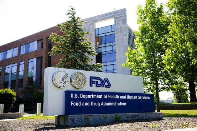 Funcionario de la FDA responde a críticas y asegura que la agencia no retrasa la aprobación de medicamentos