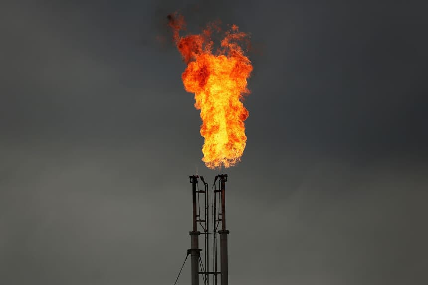 El gas natural se quema en una planta situada a las afueras de la ciudad de Cuero, Texas. (Spencer Platt/Getty Images).