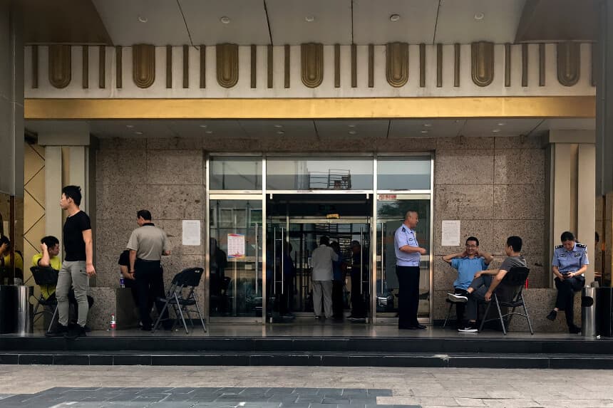 Oficiales de policía vigilan la puerta principal de un edificio donde se encuentra la iglesia Zion después de que las autoridades de Beijing la cerraran, el 11 de septiembre de 2018. (Andy Wong/AP Photo).