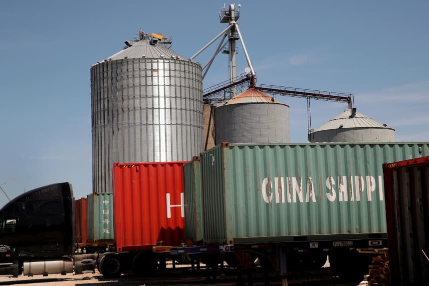 Contenedores de transporte cargados con soja en un silo de Ruff Bros. Grain en Blackstone, Illinois, el 13 de junio de 2018. (Scott Olson/Getty Images).
