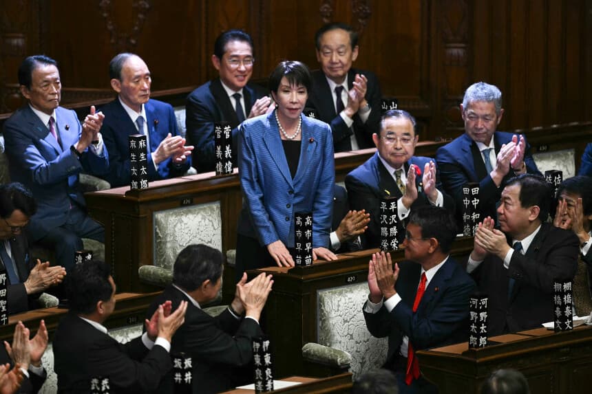 La presidenta del Partido Liberal Democrático (PLD), Sanae Takaichi, se pone de pie para agradecer los aplausos tras ser elegida nueva primera ministra de Japón durante una sesión extraordinaria de la Cámara Baja del Parlamento, en Tokio, el 21 de octubre de 2025. (Philip Fong/AFP vía Getty Images)