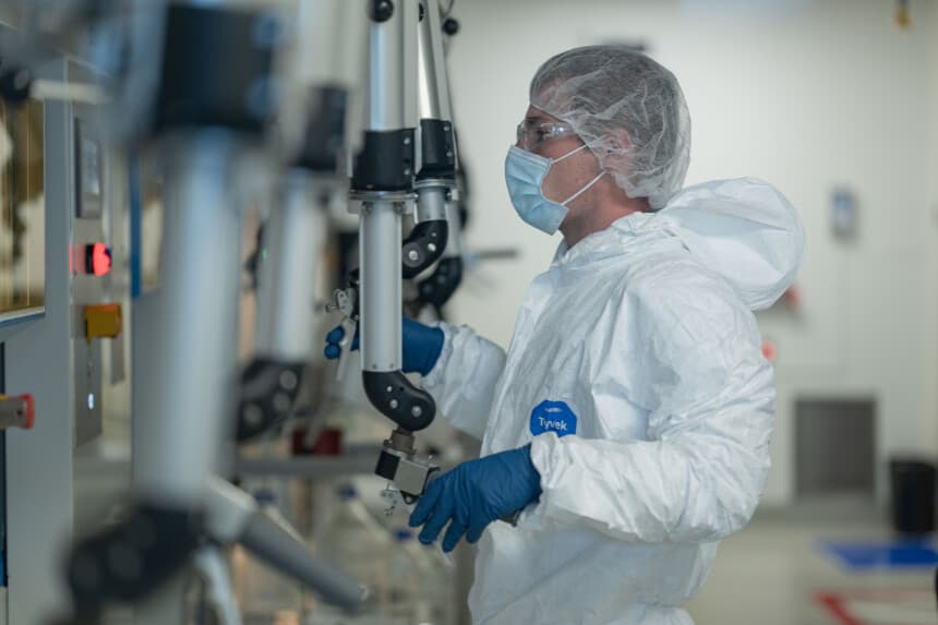 Un técnico utiliza fusión de bajo nivel para producir lutecio-177, un radioisótopo utilizado para combatir el cáncer. (Cortesía de SHINE Technologies).