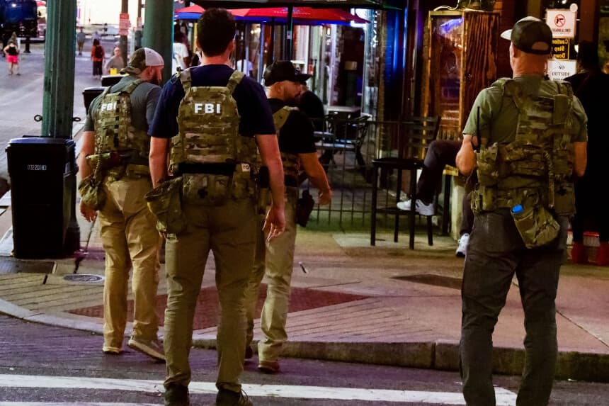 Agentes del FBI patrullan Beale Street en Memphis, Tennessee, el 5 de octubre de 2025. (Travis Gillmore/The Epoch Times).