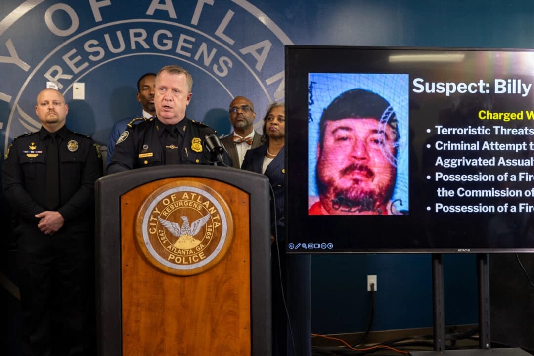 El jefe de policía de Atlanta, Darin Schierbaum, habla durante una rueda de prensa en la sede del Departamento de Policía de Atlanta el 20 de octubre de 2025. (Arvin Temkar/Atlanta Journal-Constitution vía AP)