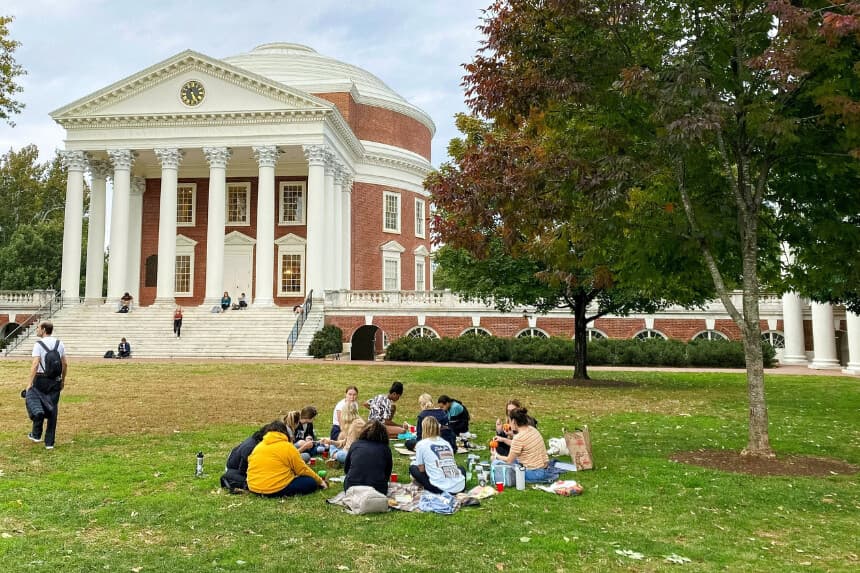 El campus de la Universidad de Virginia en Charlottesville el 12 de octubre de 2022. (Daxia Rojas/AFP vía Getty Images).
