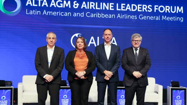El presidente del comité ejecutivo de la Asociación Latinoamericana y del Caribe de Transporte Aéreo (ALTA), Roberto Alvo (i); la viceministra de Comercio exterior y turismo de Perú, Aracelly Laca (2-i); el director ejecutivo de ALTA, Peter Cerdáen (2-d), y el secretario general de la Organización de Aviación Civil Internacional (OACI), Juan Carlos Salazar, posan durante la inauguración de la vigésima primera Asamblea General Anual y Foro de Líderes de Aerolíneas de ALTA este lunes, en Lima, Perú. (EFE/ Paolo Aguilar)