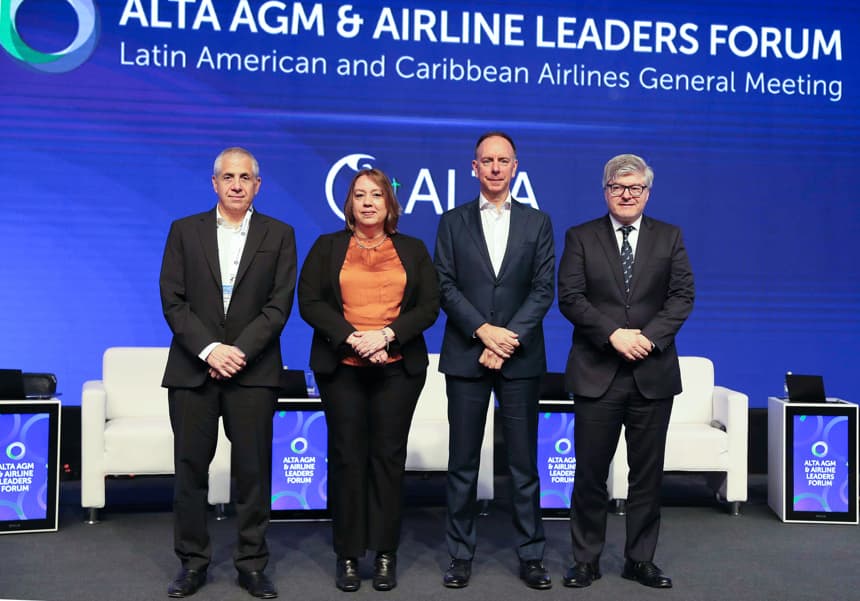 El presidente del comité ejecutivo de la Asociación Latinoamericana y del Caribe de Transporte Aéreo (ALTA), Roberto Alvo (i); la viceministra de Comercio exterior y turismo de Perú, Aracelly Laca (2-i); el director ejecutivo de ALTA, Peter Cerdáen (2-d), y el secretario general de la Organización de Aviación Civil Internacional (OACI), Juan Carlos Salazar, posan durante la inauguración de la vigésima primera Asamblea General Anual y Foro de Líderes de Aerolíneas de ALTA este lunes, en Lima, Perú. (EFE/ Paolo Aguilar)